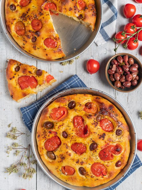 Focaccia barese con pomodorini ciliegia arrosto, olive e origano, servita in teglia