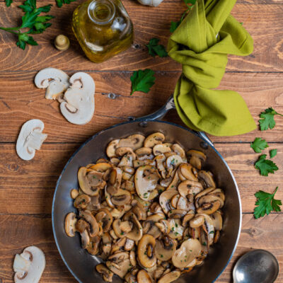 Funghi trifolati saltati in padella con aglio e prezzemolo tritato