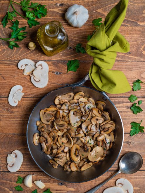 Funghi trifolati saltati in padella con aglio e prezzemolo tritato