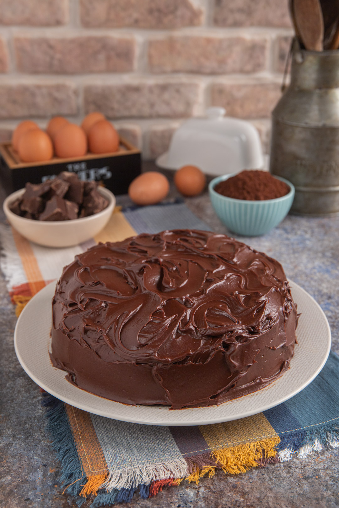 Mud cake ricoperta da una glassa al cioccolato lucida e vellutata pronta da servire