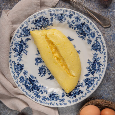 Omelette ripiegata con cuore cremoso di uovo ancora morbido al centro