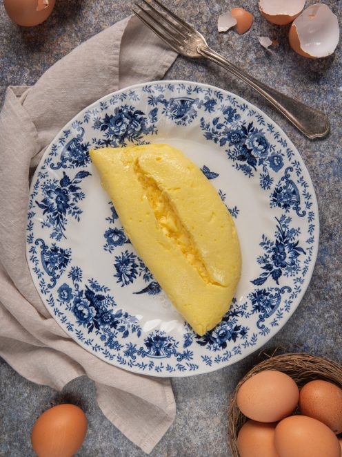 Omelette ripiegata con cuore cremoso di uovo ancora morbido al centro