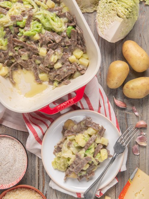 Pizzoccheri alla valtellinese con verza, patate a cubetti e formaggio filante