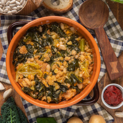 Ribollita toscana con cavolo nero, fagioli cannellini e pane raffermo