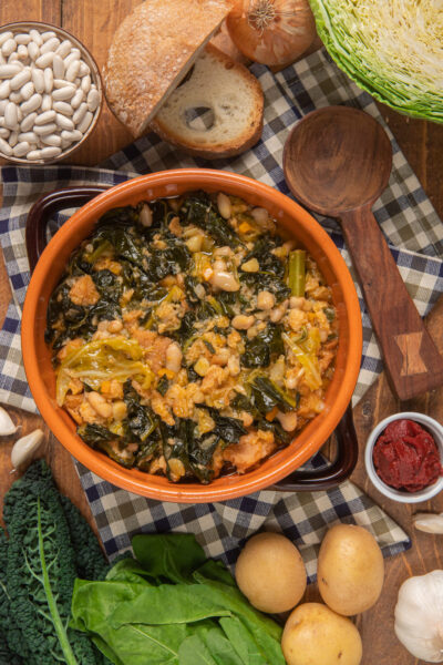 Ribollita toscana con cavolo nero, fagioli cannellini e pane raffermo