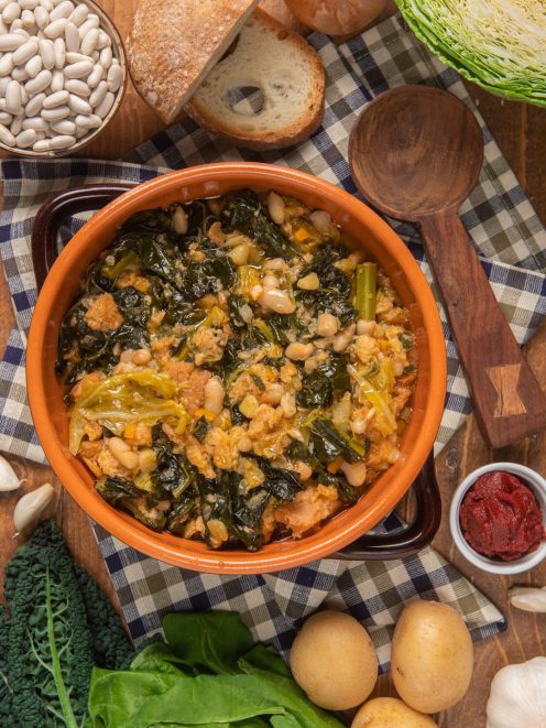 Ribollita toscana con cavolo nero, fagioli cannellini e pane raffermo