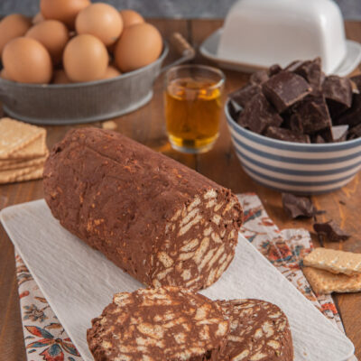 Salame di cioccolato affettato con pezzi di biscotto ben visibili nella sezione