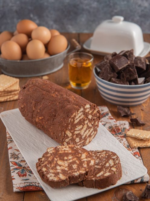 Salame di cioccolato affettato con pezzi di biscotto ben visibili nella sezione
