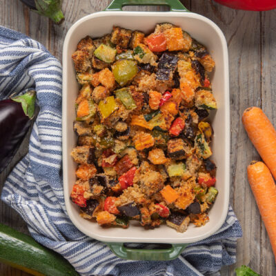 Verdure gratinate al forno con melanzane, peperoni, zucchine e carote coperte di pangrattato dorato