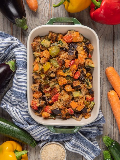Verdure gratinate al forno con melanzane, peperoni, zucchine e carote coperte di pangrattato dorato