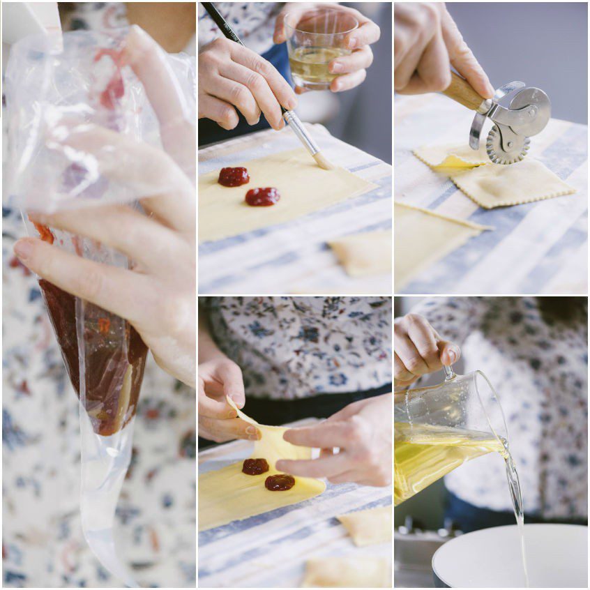 Mani che farciscono sfoglie di pasta con confettura e ritagliano rettangoli con la rotella dentellata