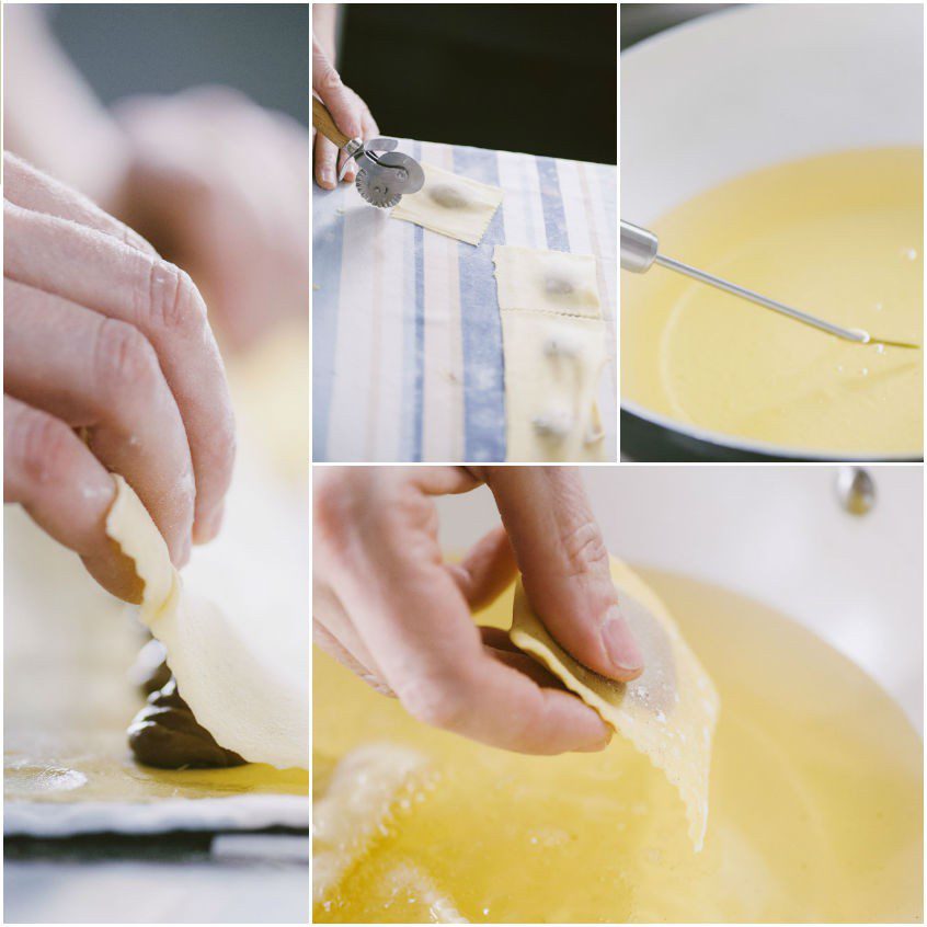 Ravioli dolci ripieni sigillati con la rotella e immersi nell'olio caldo per la frittura