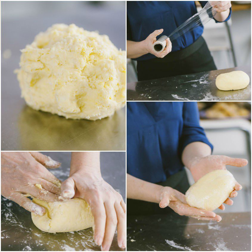 Impasto per chiacchiere lavorato a mano, avvolto nella pellicola e modellato in una palla liscia