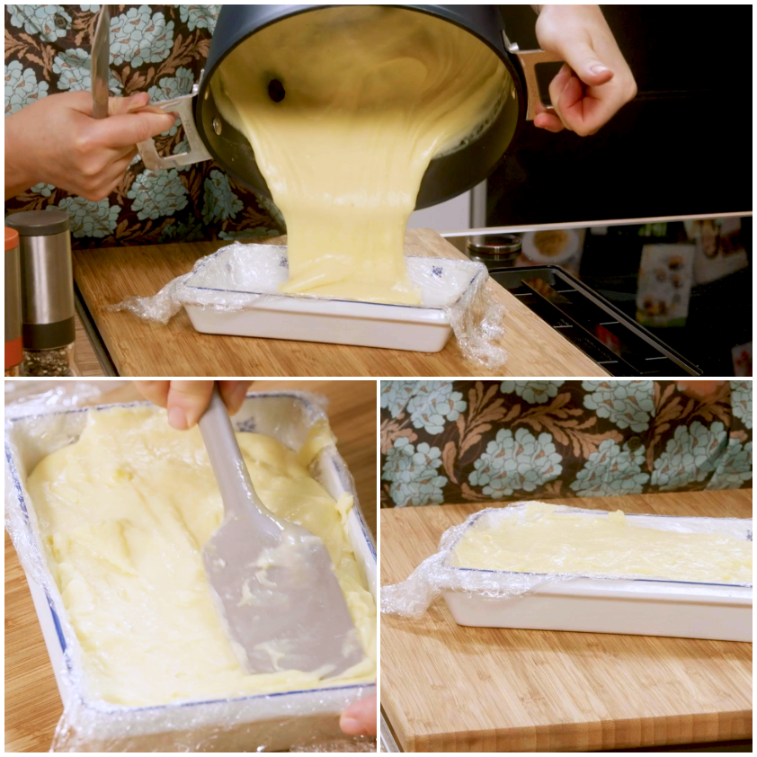 Crema pasticcera versata in uno stampo foderato con pellicola e livellata con una spatola