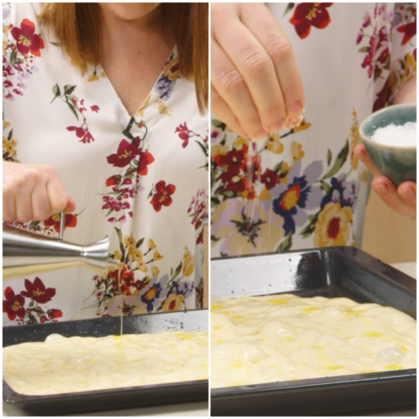 Olio versato sulla focaccia cruda in teglia e sale sparso con le dita sulla superficie