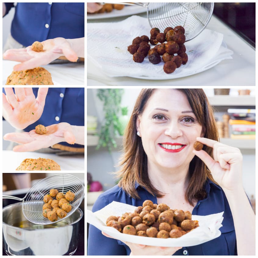 Polpettine fritte scolate su carta assorbente e una cuoca che ne mostra una al dito