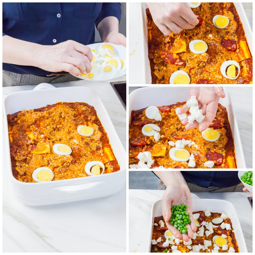 Uova sode a metà, mozzarella e piselli aggiunti a strati sulla lasagna al forno