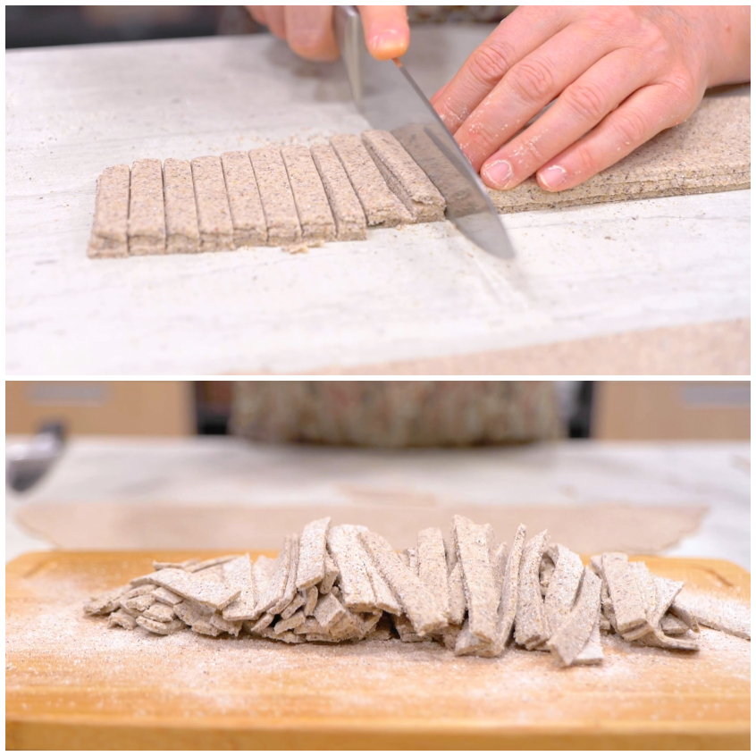 Sfoglia di pasta integrale tagliata a striscioline per i pizzoccheri, con le tagliatelle appena formate sul tagliere infarinato