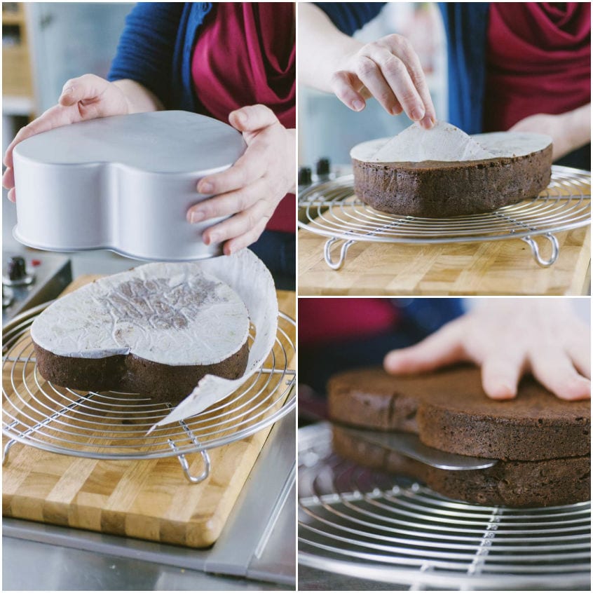 Torta di cioccolato a forma di cuore sformata e tagliata in due dischi su una gratella
