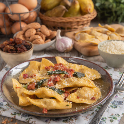Casoncelli alla bergamasca conditi con pomodoro, salvia fritta e formaggio grattugiato