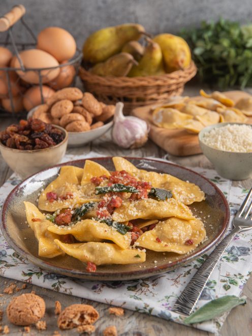 Casoncelli alla bergamasca conditi con pomodoro, salvia fritta e formaggio grattugiato