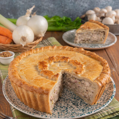 Chicken pie con pasta dorata e decorata, tagliata a mostrare il ripieno di pollo