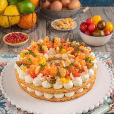 Cream tart salata con salmone affumicato, gamberetti, pomodorini e crema al formaggio tra due frolle