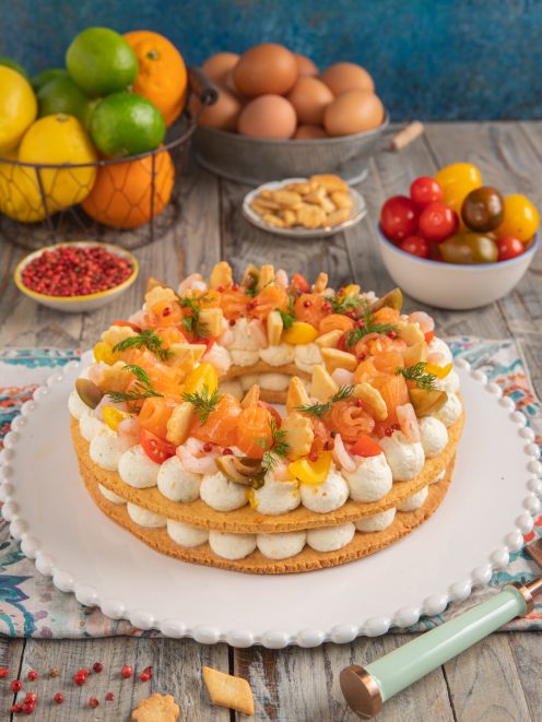 Cream tart salata con salmone affumicato, gamberetti, pomodorini e crema al formaggio tra due frolle