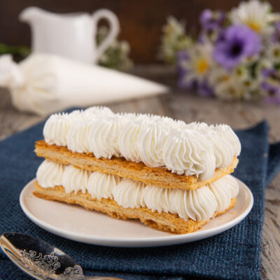 Crema chantilly a ciuffi su due strati di pasta sfoglia dorata e croccante