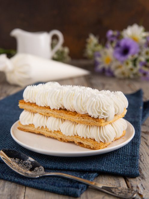Crema chantilly a ciuffi su due strati di pasta sfoglia dorata e croccante