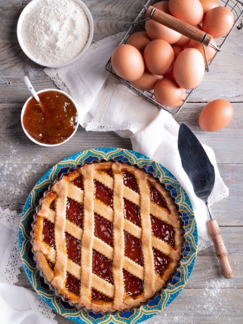 Crostata all'albicocca con reticolo di pasta frolla dorata e marmellata lucida
