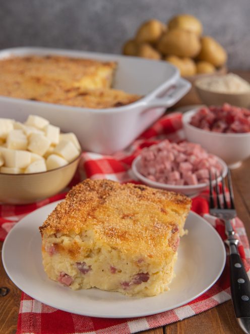 Fetta di gattò di patate napoletano con crosta dorata e cuore filante di prosciutto e provola