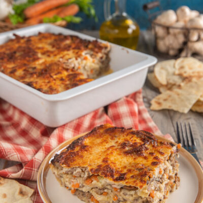 Lasagne di pane carasau con salsiccia e funghi, gratinate e servite a porzione con crosta dorata