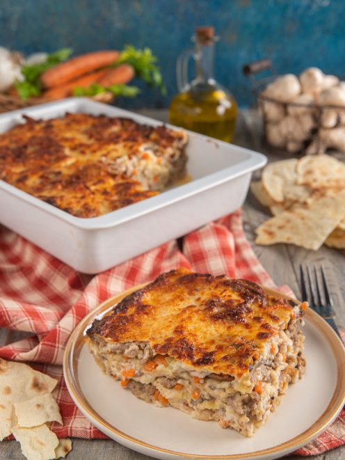 Lasagne di pane carasau con salsiccia e funghi, gratinate e servite a porzione con crosta dorata