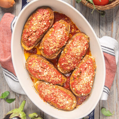 Melanzane ripiene al forno con salsa di pomodoro e pangrattato gratinato