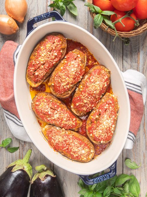 Melanzane ripiene al forno con salsa di pomodoro e pangrattato gratinato