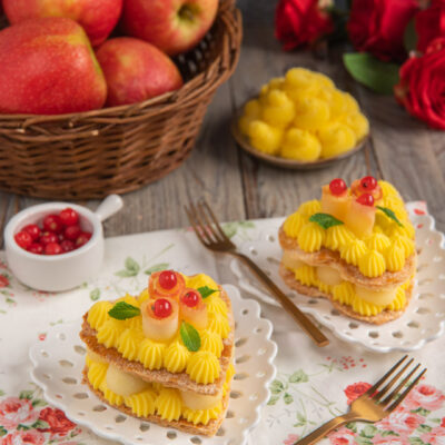 Millefoglie croccante alle mele a forma di cuore con crema pasticcera e ribes rosso