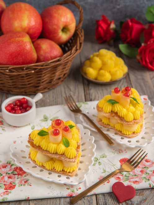 Millefoglie croccante alle mele a forma di cuore con crema pasticcera e ribes rosso