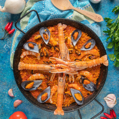 Paella de marisco con scampi interi, cozze aperte e gamberi su riso al pomodoro