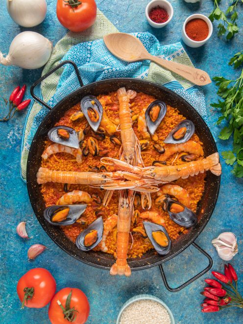 Paella de marisco con scampi interi, cozze aperte e gamberi su riso al pomodoro