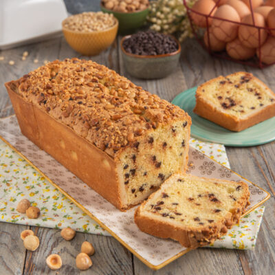 Pane di San Gaudenzio a fette con gocce di cioccolato e crosta di nocciole e pinoli tostati