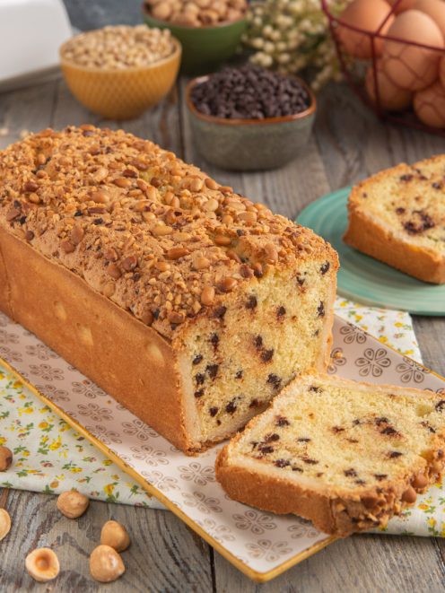 Pane di San Gaudenzio a fette con gocce di cioccolato e crosta di nocciole e pinoli tostati