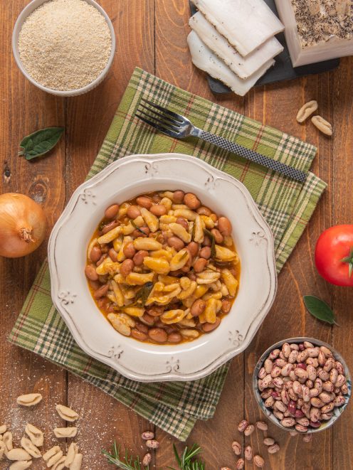 Pisarei e fasò con fagioli borlotti in brodo denso di pomodoro e foglie di salvia