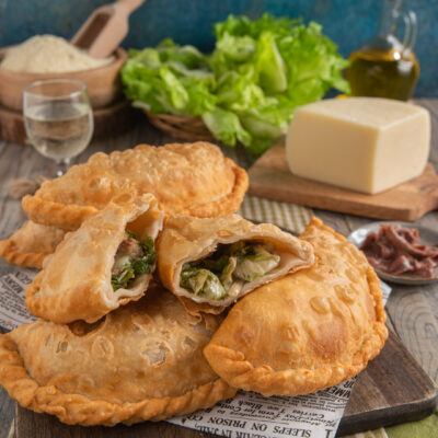 Pitoni messinesi fritti con ripieno di scarola e formaggio in bella vista