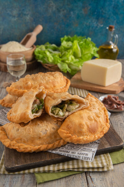 Pitoni messinesi fritti con ripieno di scarola e formaggio in bella vista
