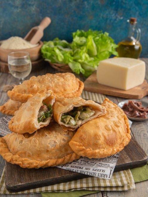 Pitoni messinesi fritti con ripieno di scarola e formaggio in bella vista