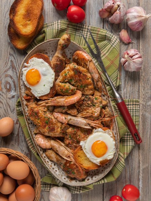 Pollo alla marengo con gamberi, uova al tegamino e crostoni di pane dorato