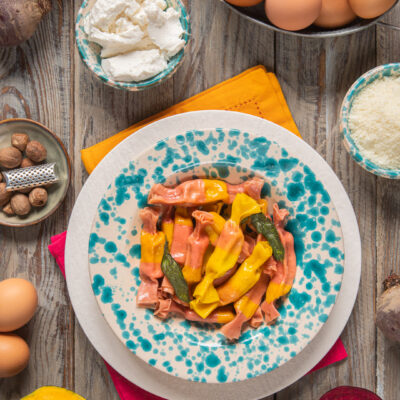 Ravioli caramella bicolore alla zucca e barbabietola conditi con burro e salvia croccante