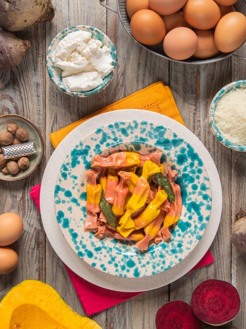 Ravioli caramella bicolore alla zucca e barbabietola conditi con burro e salvia croccante