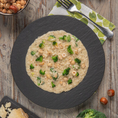Risotto ai broccoli e castelmagno guarnito con nocciole tostate e cimette di broccolo